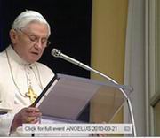 Papa Benedetto XVI durante l'angelus