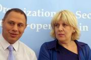 Yaman Akdeniz e Dunja Mijatovic    