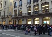 Bologna, in fila per l'iPhone5