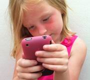 Bambina con iPhone
