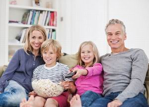 Famiglia davanti al televisore