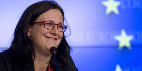 Protezione dei dati. Il Commissario Malmstrom ha collaborato con gli Usa per indebolire la riforma?