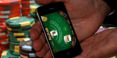 Gioco d’azzardo, appello ad Apple e Google: via le app dagli store online