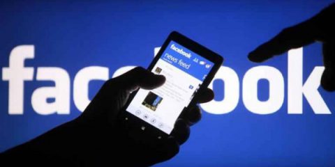 Facebook, soldi ai creatori di video e con YouTube è guerra aperta