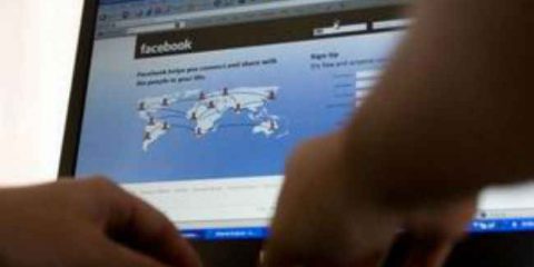 Italiani quasi tutti su Facebook, ma resta l’allarme privacy