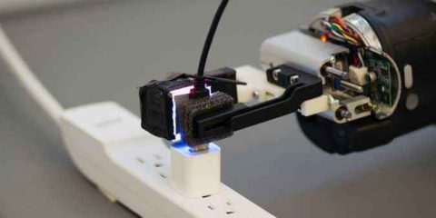 Sensori-polpastrello: così il robot ha il senso del tatto (Videonews)