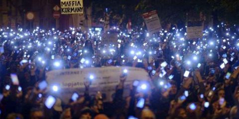 Ungheria: migliaia in piazza contro la tassa su Internet