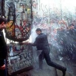 Berlinesi abbattono il muro di berlino, 1989