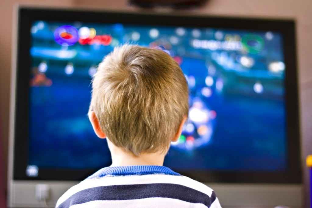 Bambino davanti alla TV (violenza e videogiochi)