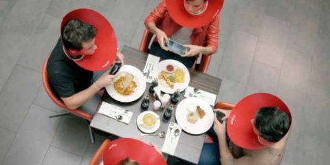 Spot&Social. La campagna di Coca-Cola contro il rischio multitasking (video)