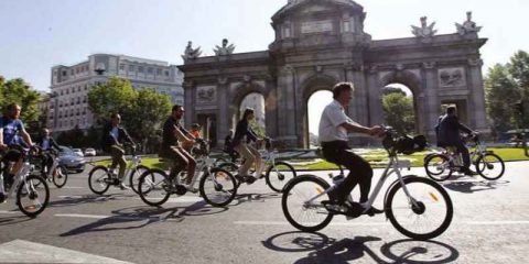 Smart mobility a Madrid: il sindaco Ana Botella, ‘25% di traffico in meno nel 2020 e 400 Km di piste ciclabili’