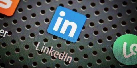 Facebook vs Linkedin, social per professionisti a confronto