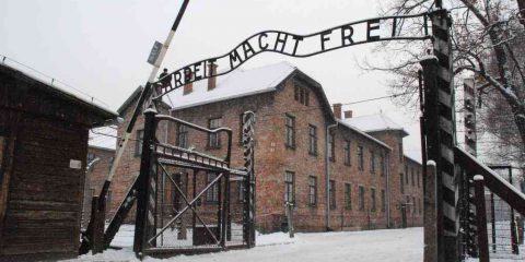 Giornata della memoria: il drone sorvola Auschwitz (video)