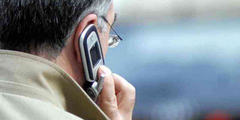 Cellulare, quello tradizionale usato ancora dal 20,5% degli italiani