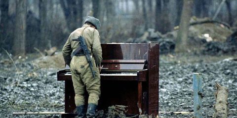 Arte contro brutalità: Soldato russo suona un pianoforte abbandonato, Cecenia 1994