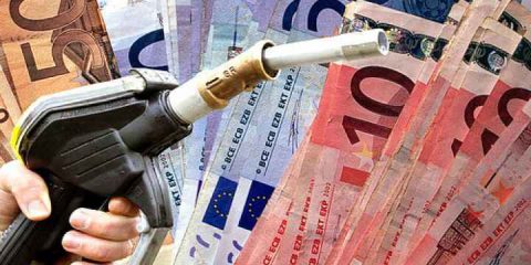 Auto, ma quanto mi costi! UNC: ‘Italia lontana dalla Ue sui costi RC auto e benzina’