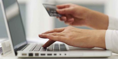 Shopping online per 1 italiano su 4 nel 2015, la metà della media Ue