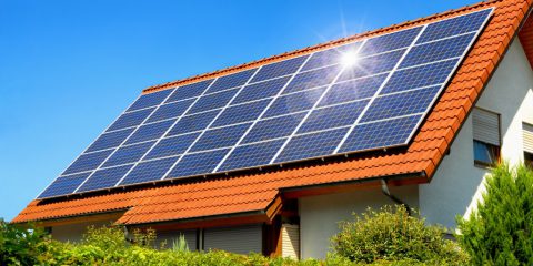 Fotovoltaico: via al modello unico sui tetti