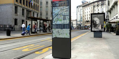 Smart mobility, installato il primo dei 100 totem smart city di Milano