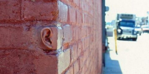 Quando si dice: “Anche i muri hanno le orecchie…..”