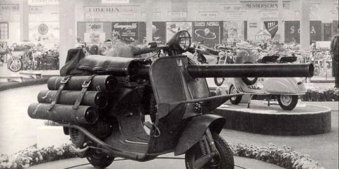 Ecco la Vespa TAP o “Bazooka Vespa”, una bomba di Vespa con cannone da tre pollici, 1956