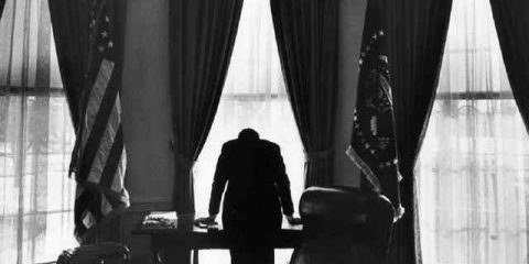 La solitudine di un Presidente: John F. Kennedy nella Sala Ovale alla Casa Bianca