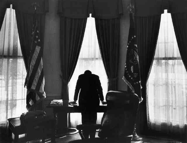 La solitudine di un Presidente: John F. Kennedy nella Sala Ovale alla Casa Bianca