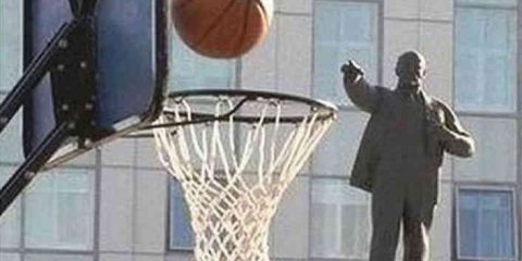 Effetto ottico: anche Lenin giocava a basket!