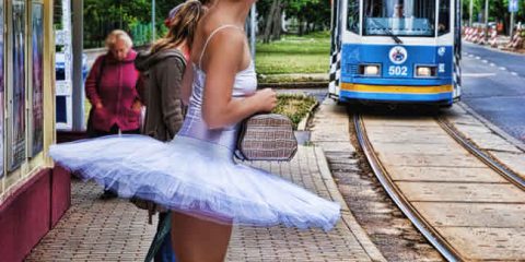 La grazia #1: Quando si dice aspettare il tram con stile….