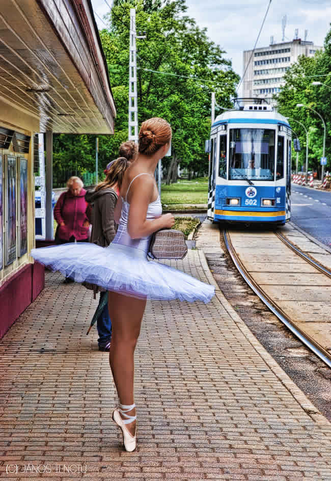 ballerina di danza classica aspetta il tram