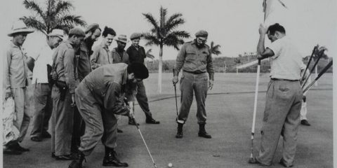Golf all’Avana: Che Guevara al tiro con Fidel Castro poco convinto, Cuba 1960