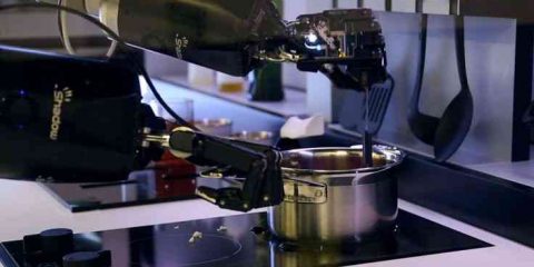 Il robot-chef si mette ai fornelli (video)