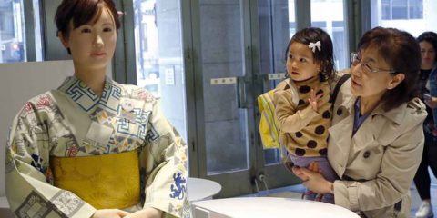 In Giappone la rivoluzione dei robot parte alla reception (video)