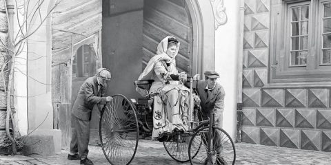 Manca ancora una ruota: Bertha Benz alla guida della prima auto Benz, la Patent-Motorwagen del 1886