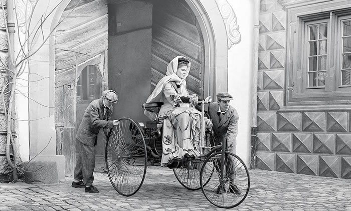 : Bertha Benz alla guida della prima auto Benz, la Patent-Motorwagen del 1886