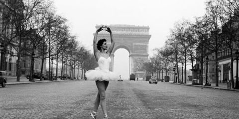 La Grazia non ha orario: Christianne Gaulthier, ballerina del Moulin Rouge, che danza nelle strade di Parigi alle prime luci dell’alba, 1955