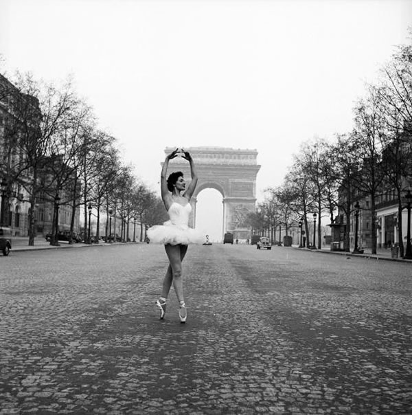 Christianne Gaulthier, ballerina del Moulin Rouge, che danza nelle strade di Parigi alle prime luci dell'alba, 1955