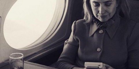 Come erano: Hillary Clinton mentre gioca a Game Boy in aereo, 1993
