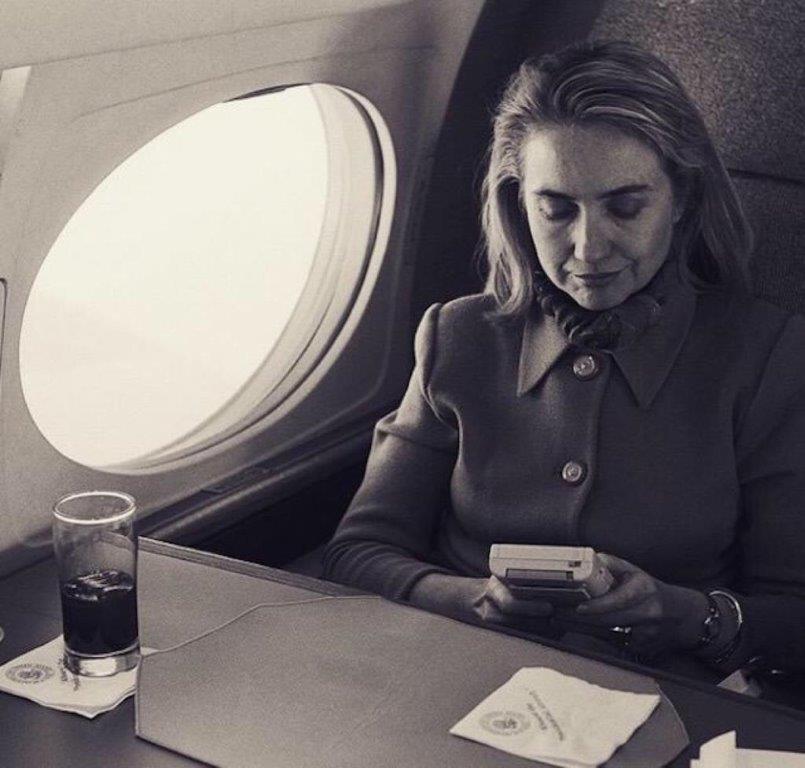 Hillary Clinton mentre gioca a Game Boy in aereo, 1993