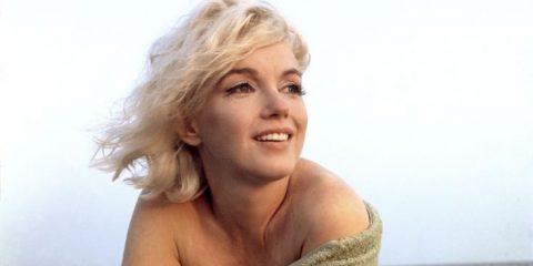 Bella da morire:  Marilyn Monroe sulla spiaggia di Santa Monica, pochi giorni prima della morte (Fotografia di George Barris)