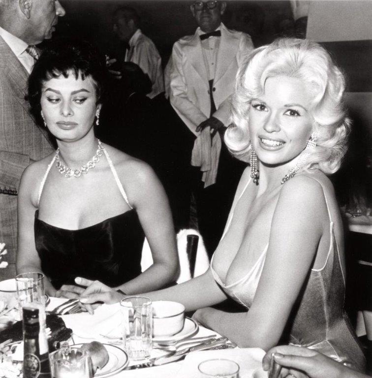 L'occhio vigile di Sophia Loren su Jayne Mansfield (1957)