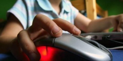 Internet, un ragazzo su tre studia in rete