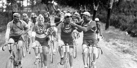 Scusa mi fai accendere? Fumata di gruppo tra ciclisti al Tour de France, 1936