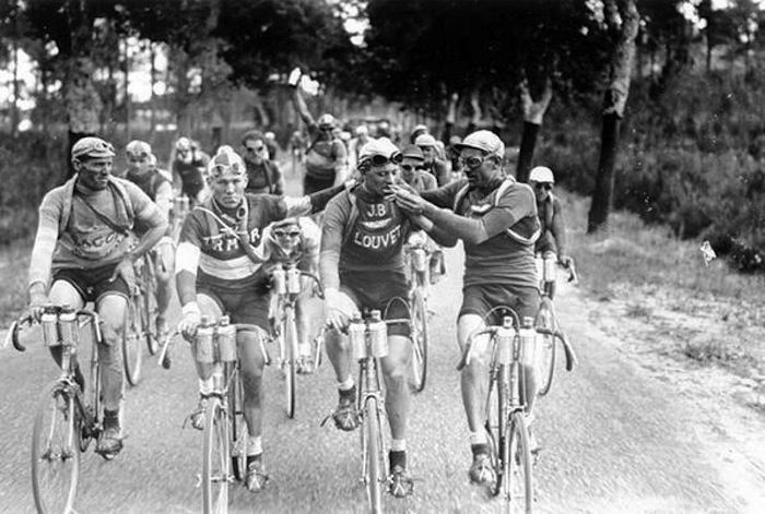 Fumata di gruppo tra ciclisti al Tour de France, 1936
