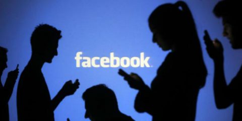 Facebook, ultimatum dalla Francia: stop entro 3 mesi allo spionaggio degli internauti