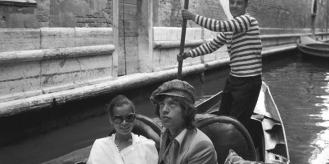 Swinging Venice, Mick e Bianca Jagger in gondola, 1966