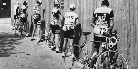 Che fai guardi? Ciclisti prima della partenza al 56mo Giro d’Italia (1973)