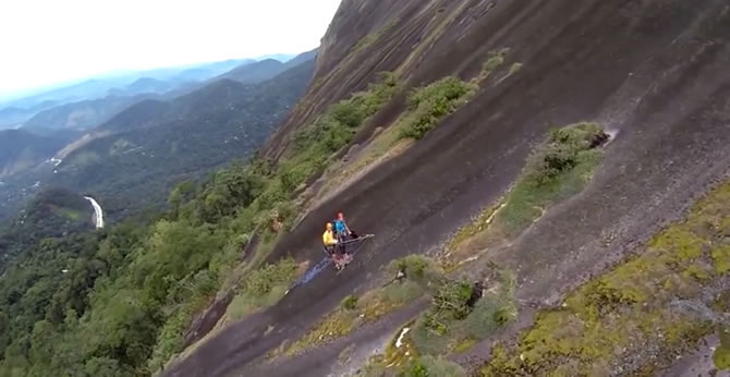 La scalate della parete dell’Escalavrado in Brasile vista dal drone