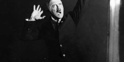 Adolf Hitler davanti allo specchio: Prove di gestualità di fronte a un pubblico immaginario (1925)