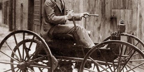 Altro che auto del futuro: J.D. Perry Lewis e la sua auto (la prima in assoluto) alimentata a batteria (1893)